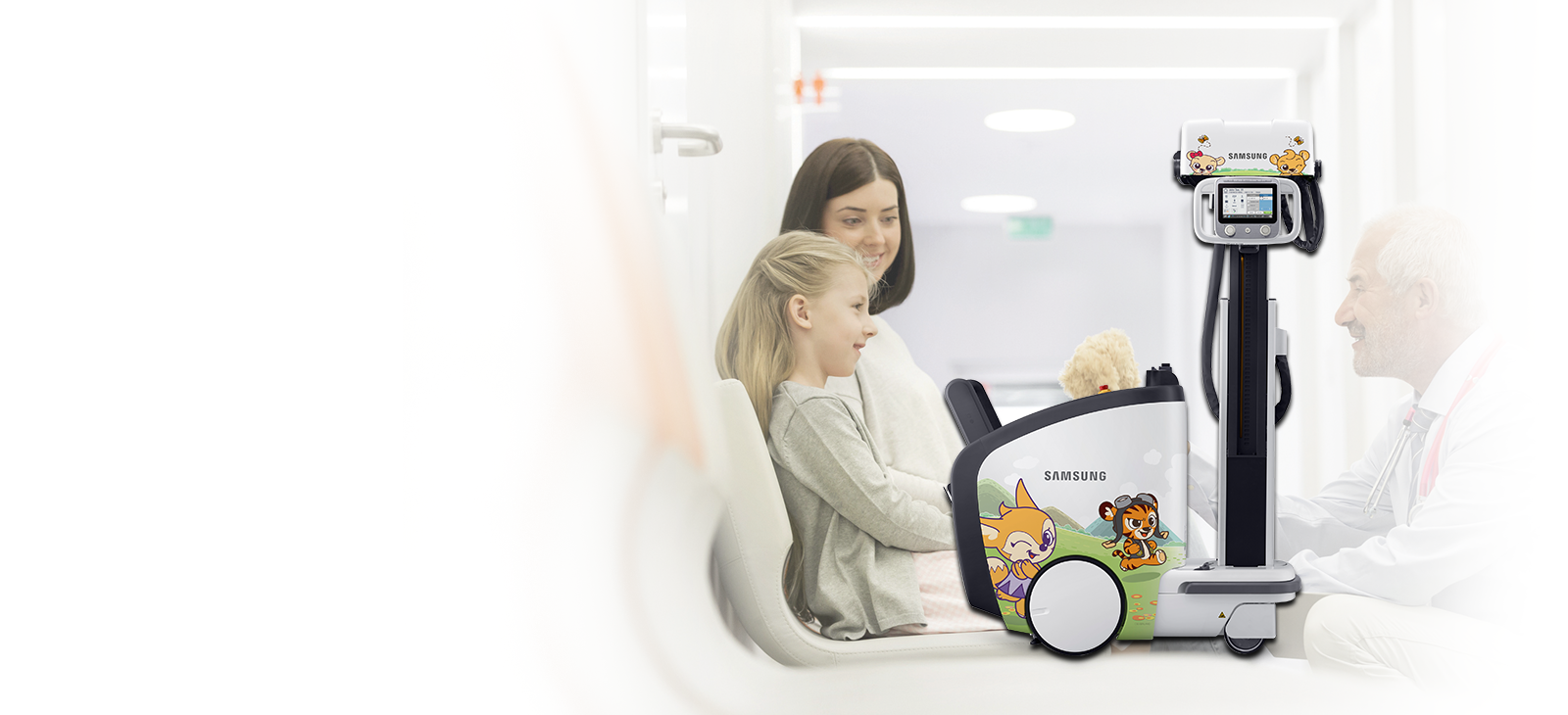 Kind mit Mutter und Arzt und dem digitalen Röntgengerät GM85 von Samsung