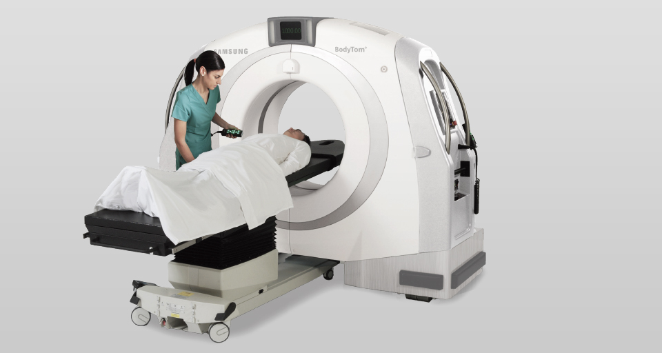 L'infermiera posiziona correttamente il paziente prima dell'inizio dell'esame diagnostico