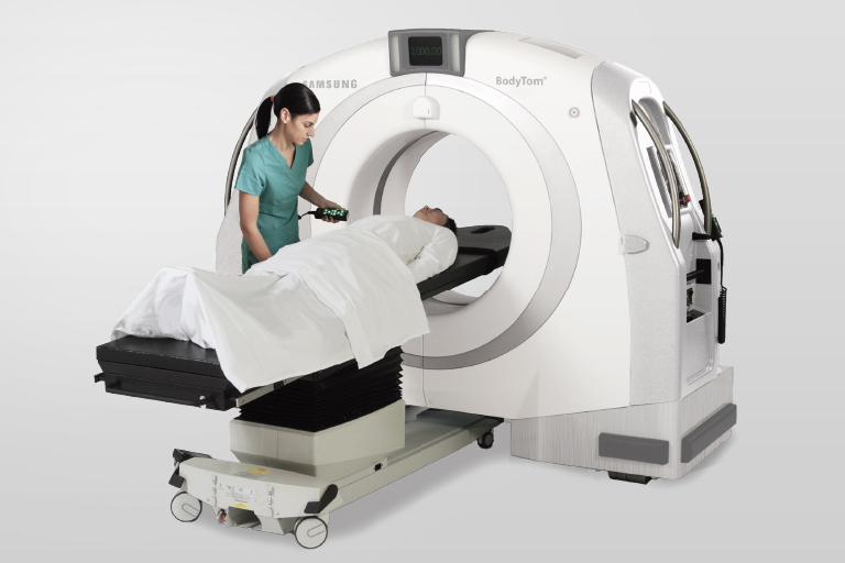 L'infermiera posiziona correttamente il paziente prima dell'inizio dell'esame diagnostico
